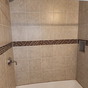 Secadora de cabello, jabón, papel de baño 