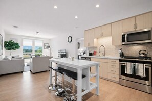 Refrigerador, microondas, horno y parrilla de estufa 