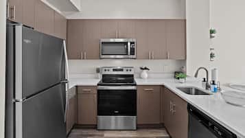 Frigorífico, microondas, horno y placa de cocina