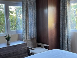 Iron/ironing board, internet, bed sheets