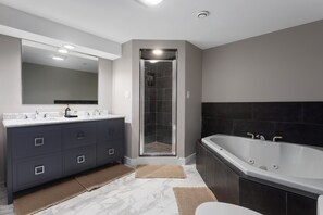 Douche, baignoire à jets, sèche-cheveux, serviettes fournies