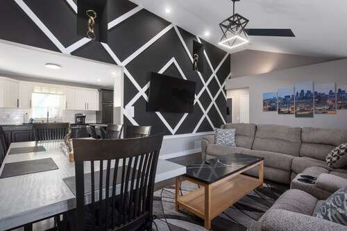 Westwood Luxury Home. 4 Kings, Fire Pit, Gym