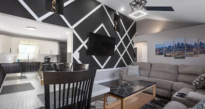 Westwood Luxury Home. 4 Kings, Fire Pit, Gym