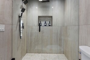 Douche, baignoire à jets, sèche-cheveux, serviettes fournies