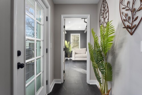 Westwood Luxury Home. 4 Kings, Fire Pit, Gym