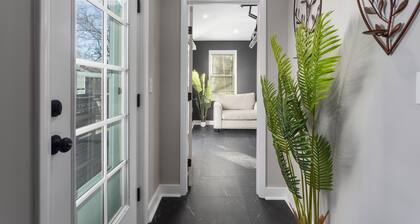 Westwood Luxury Home. 4 Kings, Fire Pit, Gym