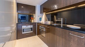 Private kitchen - Designer Sub-Penthouse in Potts Point (Elizabeth Bay)