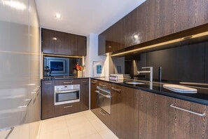 Private kitchen - Designer Sub-Penthouse in Potts Point (Elizabeth Bay)