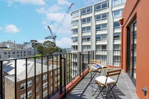 Outdoor dining - Designer Sub-Penthouse in Potts Point (Elizabeth Bay)