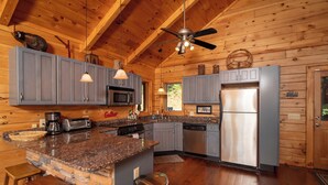 Private kitchen - Cozy 3BR/2.5BA Cabin Retreat on Buck Mountain, Purlear (Purlear)