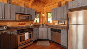 Private kitchen - Cozy 3BR/2.5BA Cabin Retreat on Buck Mountain, Purlear (Purlear)