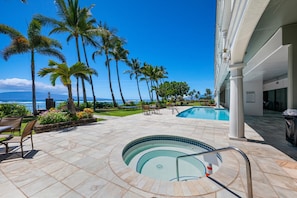 Beach front hot tub and pool - Scenic West Maui Mountain View Escape (Lahaina)