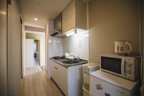 Electric kettle, cleaning supplies, paper towels - R Residences Namba South 1 (Osaka)