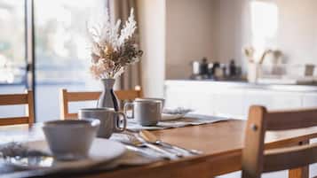 Premium-Apartment, Balkon, Stadtblick | Speisen