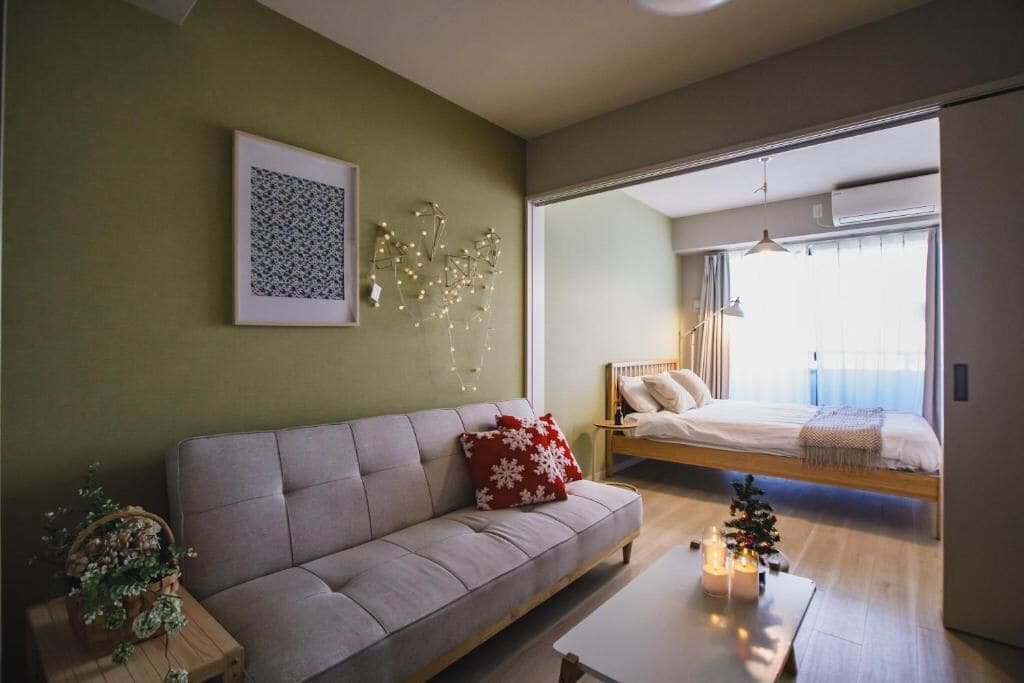 Premium-huoneisto, parveke, kaupunkinäköala | Oleskelualue | Televisio