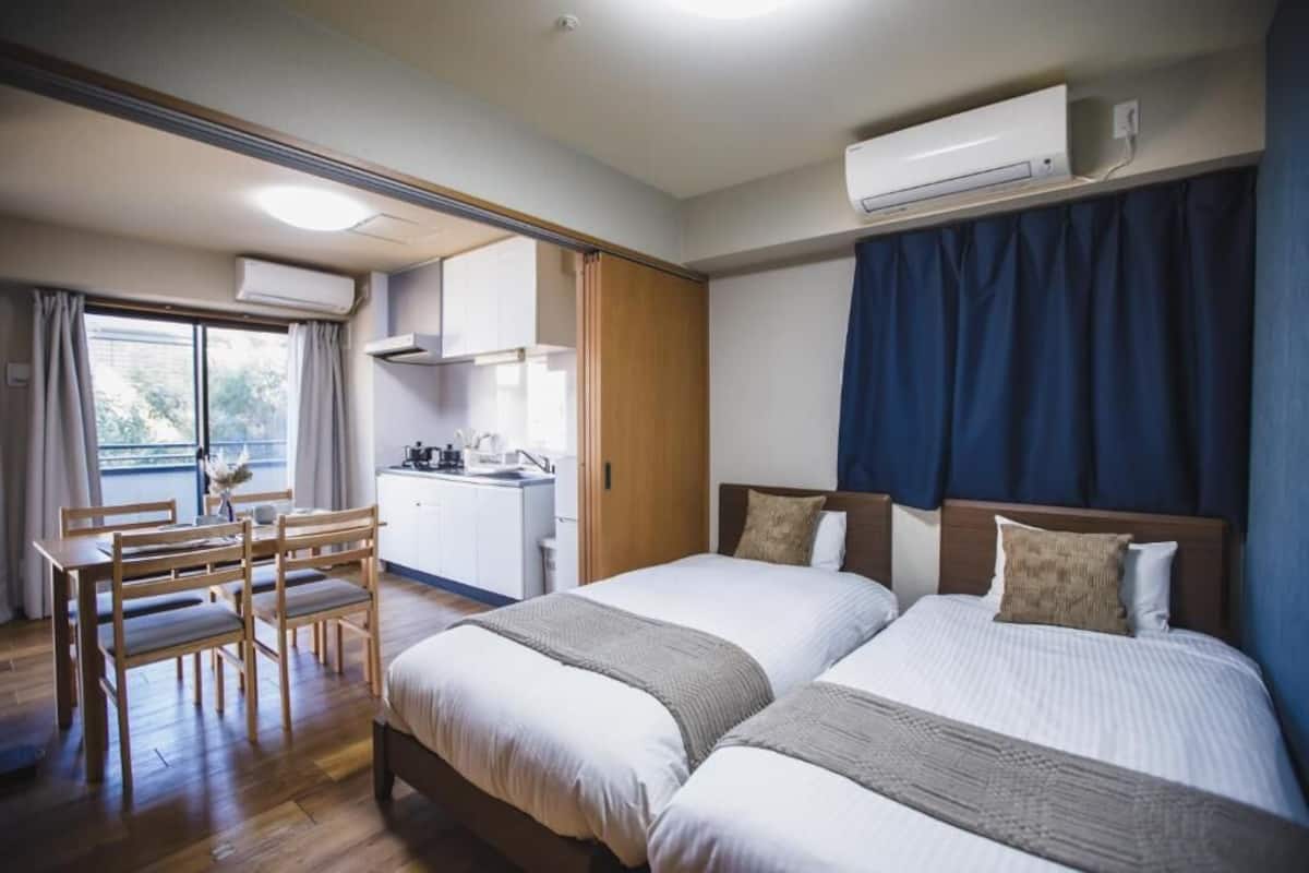 Premium Apartment, Balcony, City View | Langsir/tirai gelap terus, kalis bunyi, seterika/papan seterika 
