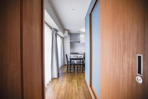 Apartamento premium, sacada, vista para a cidade | Parte interna