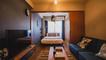 Leilighet – premium, balkong, byutsikt | Oppholdsområde | TV