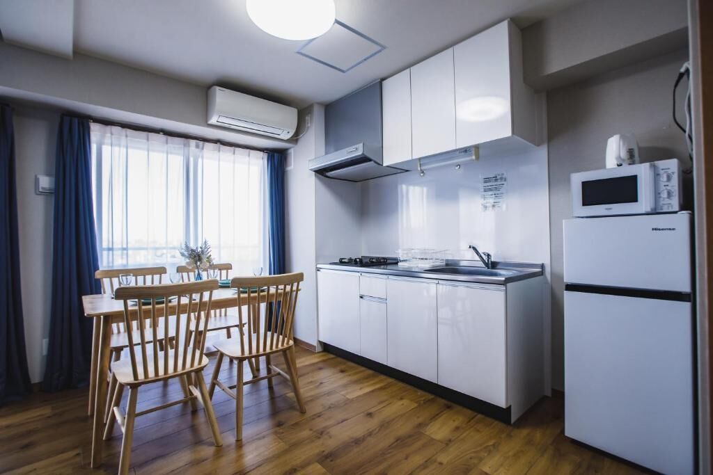 Electric kettle, cleaning supplies, paper towels