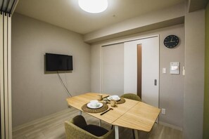 Premium-Apartment, Balkon, Stadtblick | Speisen