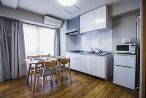 尊榮公寓, 陽台, 城市景觀 | 私人廚房 | 電熱水壺、清潔用品、紙巾