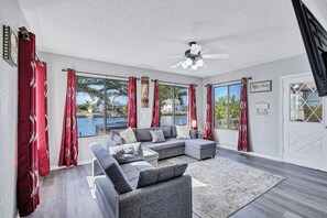 Living area - Waterfront Canal Hot Tub Kayaks (Hernando Beach)