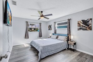 3 bedrooms, iron/ironing board, internet, bed sheets - Waterfront Canal Hot Tub Kayaks (Hernando Beach)