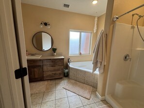 Haartrockner, Bidet, Handtücher, Seife