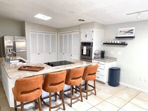 Microwave, oven, stovetop, dishwasher - Private Desert Retreat in the Catalina Foothills (Tucson)