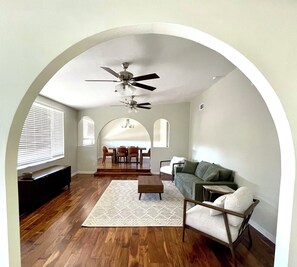 Een televisie en een open haard