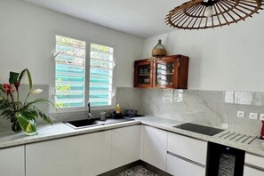 Private kitchen - Ti Bwa Lodge - Garden villa with pool and sea view (Capesterre-Belle-Eau)
