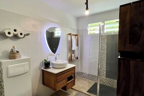 Shower, hair dryer, towels, soap - Ti Bwa Lodge - Garden villa with pool and sea view (Capesterre-Belle-Eau)