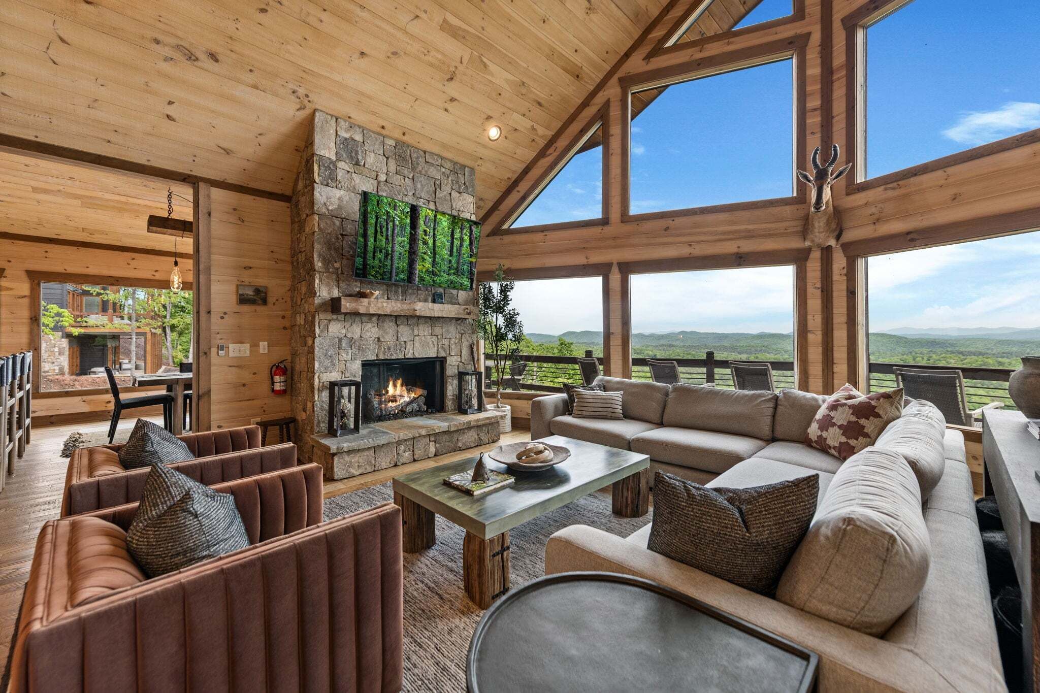 Smart TV y chimenea 