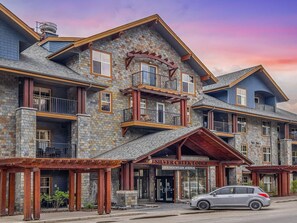 Exterior - Relaxing 1BR Getaway. Hot tub + Amazing Mtn Views (Canmore)