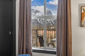 Interior - Relaxing 1BR Getaway. Hot tub + Amazing Mtn Views (Canmore)