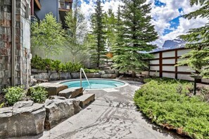Pool - Relaxing 1BR Getaway. Hot tub + Amazing Mtn Views (Canmore)