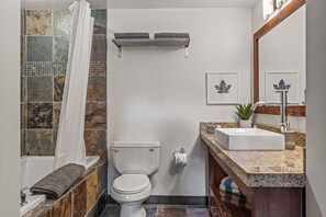 Hair dryer, towels, soap, shampoo - Relaxing 1BR Getaway. Hot tub + Amazing Mtn Views (Canmore)