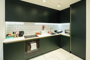 Fridge, microwave, oven, stovetop - 2BR Garden Flat Near Richmond and Stadium (Twickenham)