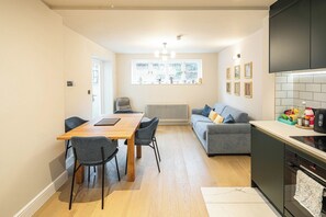 Fridge, microwave, oven, stovetop - 2BR Garden Flat Near Richmond and Stadium (Twickenham)