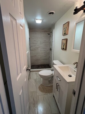 Dusche, Haartrockner, Handtücher, Toilettenpapier