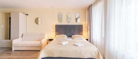 Iron/ironing board, WiFi, bed sheets