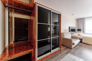 Tabla de planchar con plancha, wifi y ropa de cama