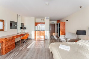 Tabla de planchar con plancha, wifi y ropa de cama