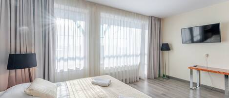 Silitysrauta/-lauta, Wi-Fi, vuodevaatteet