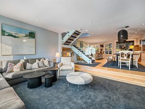 Smart-TV, Kamin, Videospiele, Bücher