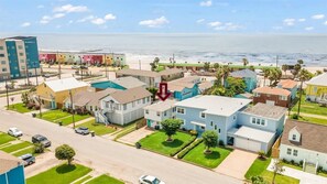 Exterior - Beach Lovers Paradise!  1.5 blocks to the beach. (Galveston)