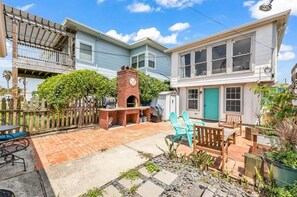 Outdoor dining - Beach Lovers Paradise!  1.5 blocks to the beach. (Galveston)