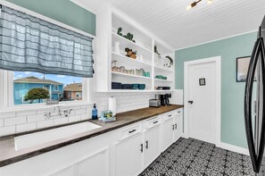 Fridge, microwave, oven, stovetop - Beach Lovers Paradise!  1.5 blocks to the beach. (Galveston)