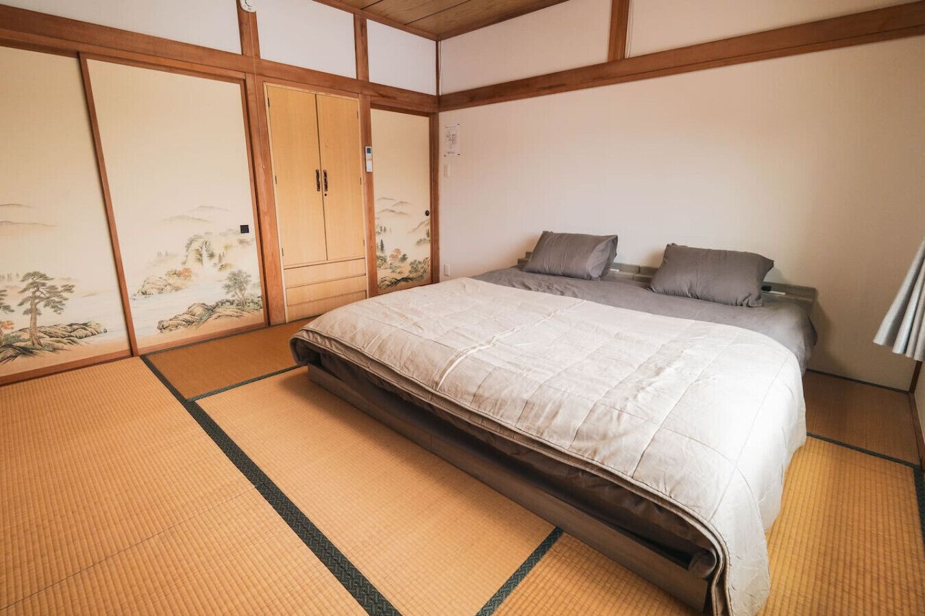 6 bedrooms, iron/ironing board, free WiFi, bed sheets