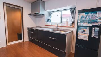 Réfrigérateur, micro-ondes, plaque de cuisson, lave-vaisselle